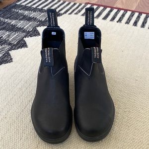 NWOT women’s original black Blundstones